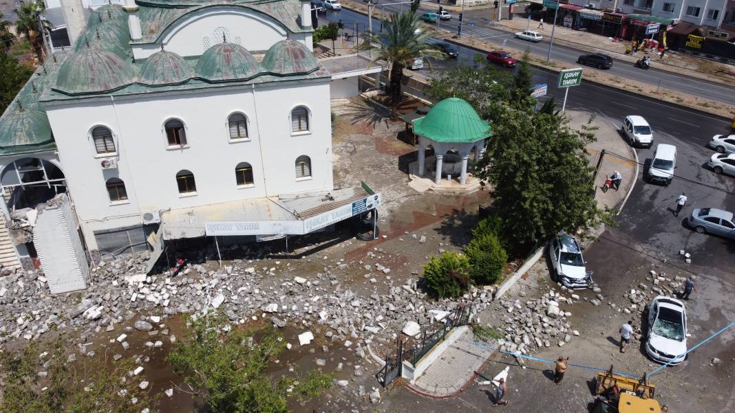 Şiddetli fırtına minareyi devirdi: 2 yaralı 2