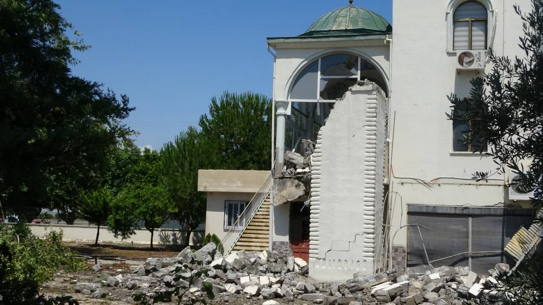 Şiddetli fırtına minareyi devirdi: 2 yaralı 9