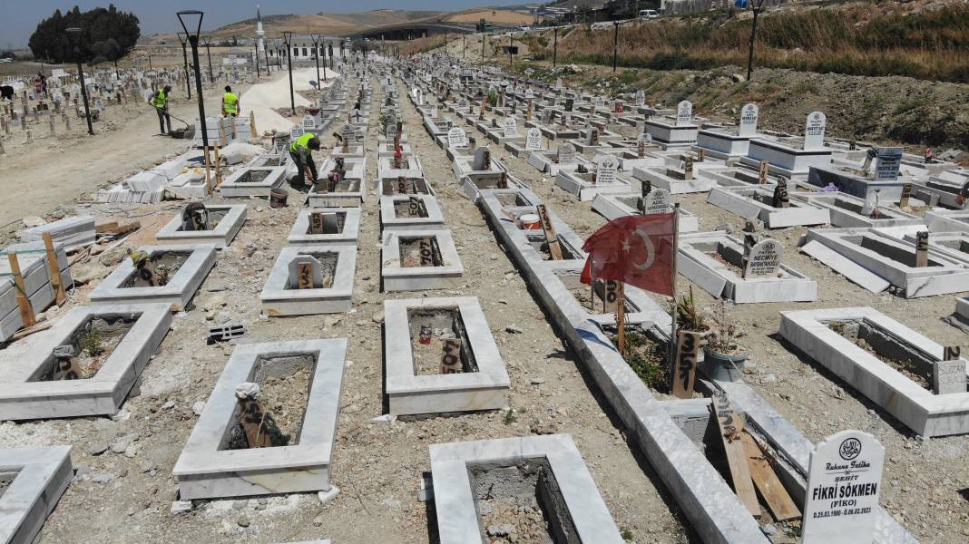 Deprem mezarlığında 100 kabirde kimlik belirleme çalışması sürüyor 11