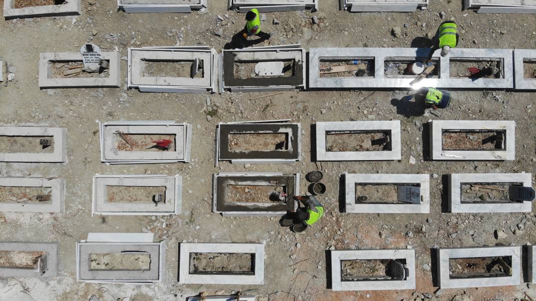Deprem mezarlığında 100 kabirde kimlik belirleme çalışması sürüyor 10