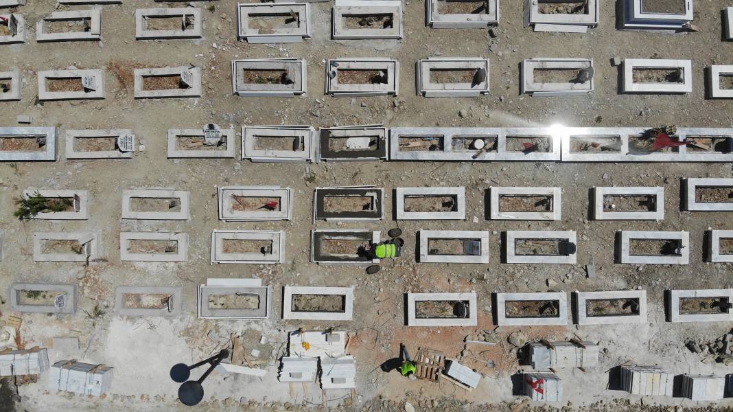 Deprem mezarlığında 100 kabirde kimlik belirleme çalışması sürüyor 9