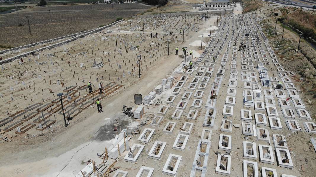 Deprem mezarlığında 100 kabirde kimlik belirleme çalışması sürüyor 7