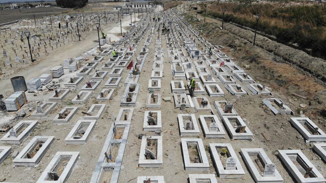 Deprem mezarlığında 100 kabirde kimlik belirleme çalışması sürüyor 8