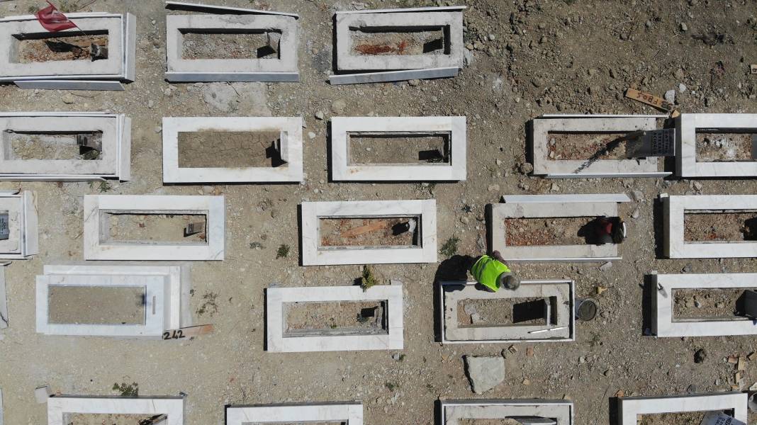 Deprem mezarlığında 100 kabirde kimlik belirleme çalışması sürüyor 6