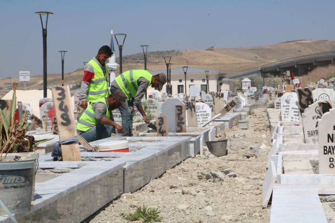 Deprem mezarlığında 100 kabirde kimlik belirleme çalışması sürüyor 5