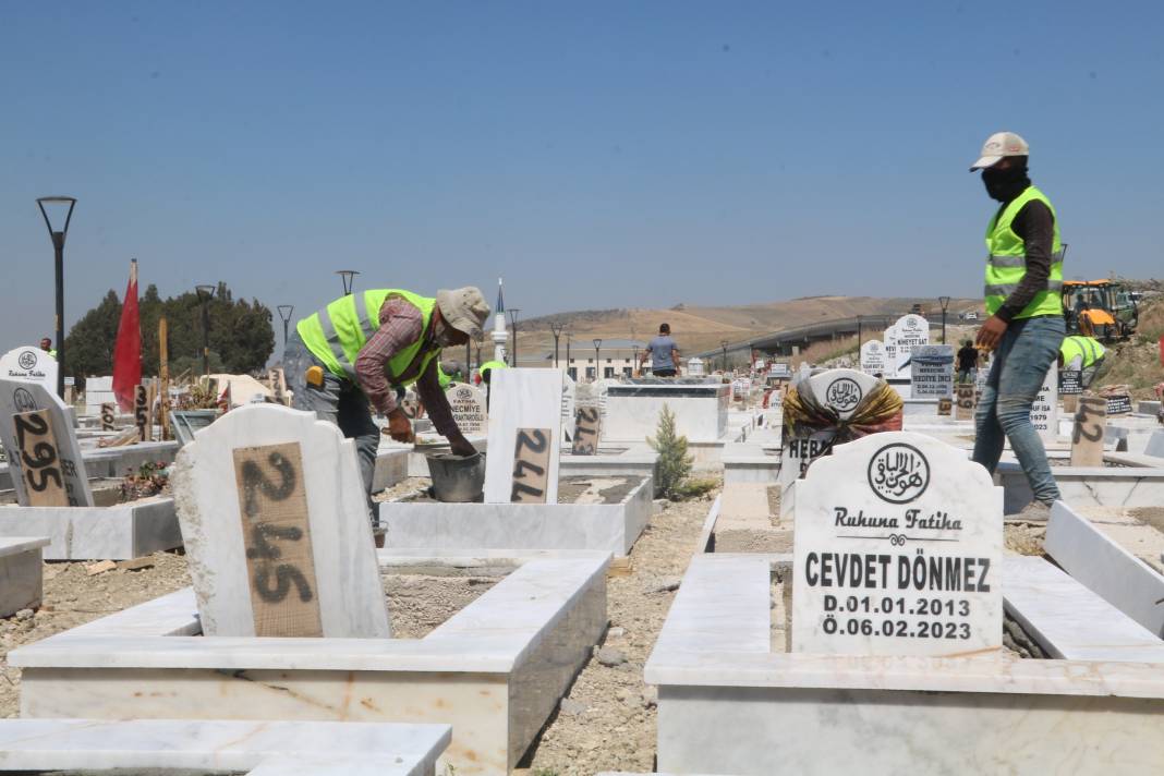 Deprem mezarlığında 100 kabirde kimlik belirleme çalışması sürüyor 1