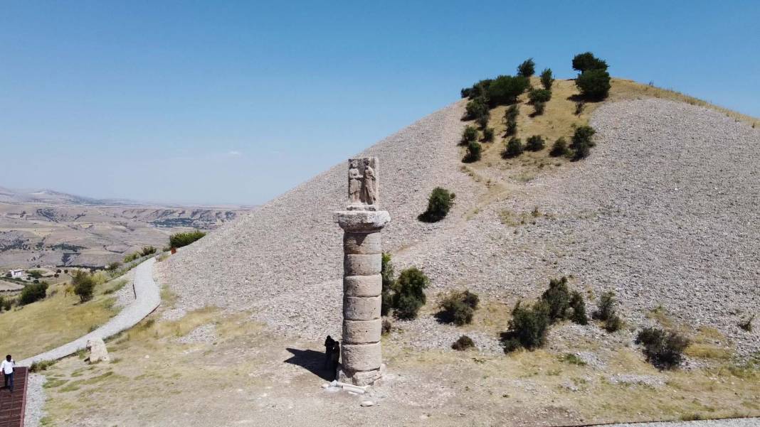 Depremde yıkılan 'Tokalaşma Sütunu' ziyarete açıldı 14