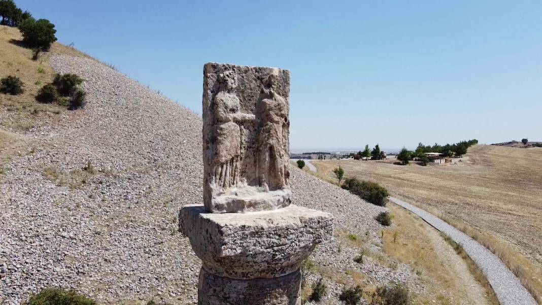 Depremde yıkılan 'Tokalaşma Sütunu' ziyarete açıldı 10