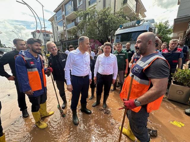 Bartın’daki sel felaketi havadan görüntülendi. Yardıma Mehmetçik koştu 4