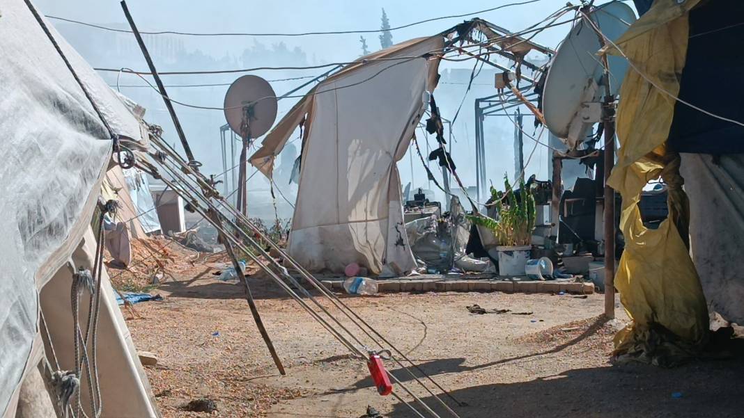 Depremzedelerin kaldığı çadırkentte yangın. 50 çadır küle döndü 6