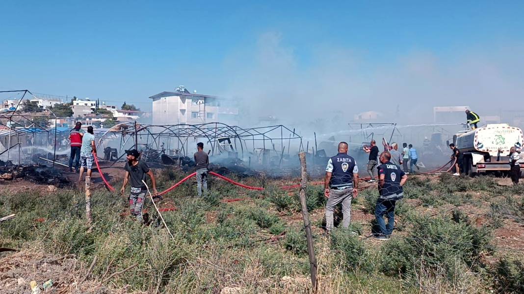 Depremzedelerin kaldığı çadırkentte yangın. 50 çadır küle döndü 1