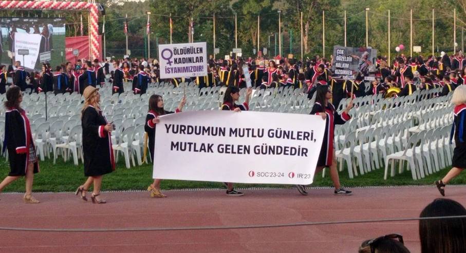 ODTÜ'lü öğrencilerden mezuniyet töreninde zeka dolu pankartlar. Her biri hem güldürüyor hem de ülkenin durumunu anlatıyor 7