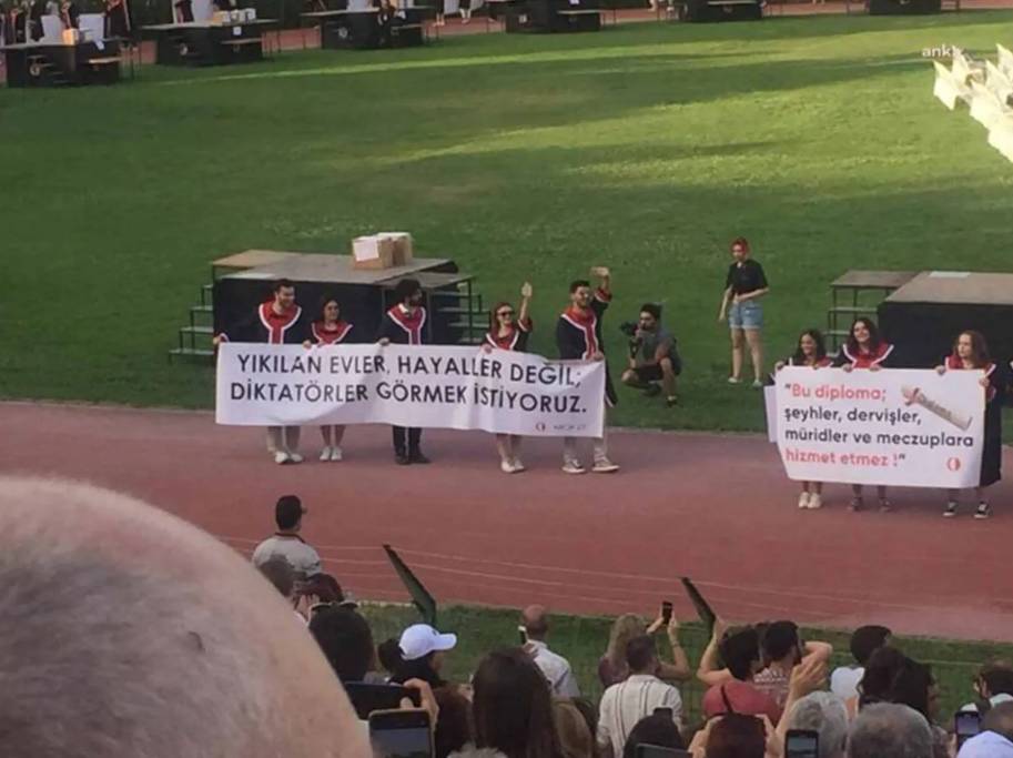 ODTÜ'lü öğrencilerden mezuniyet töreninde zeka dolu pankartlar. Her biri hem güldürüyor hem de ülkenin durumunu anlatıyor 13