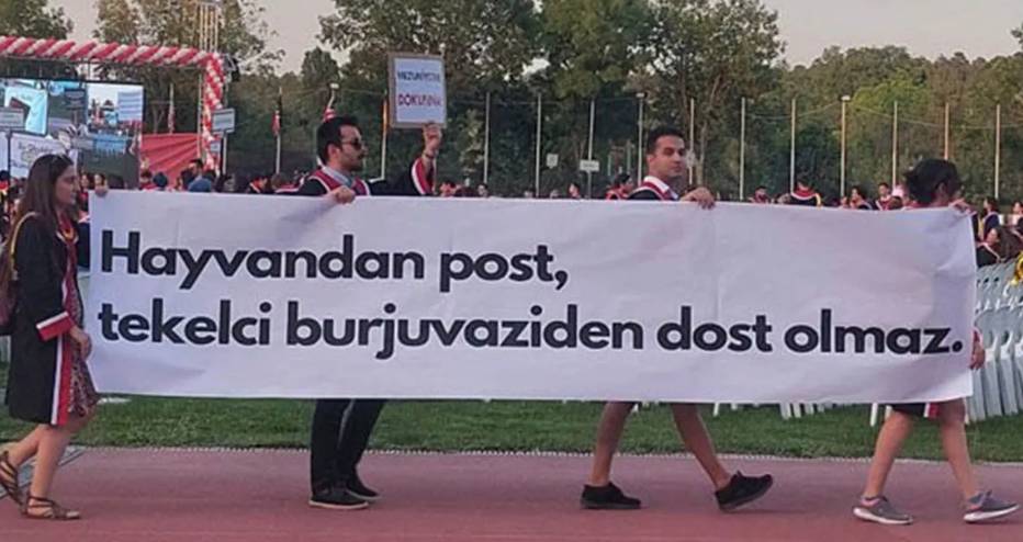 ODTÜ'lü öğrencilerden mezuniyet töreninde zeka dolu pankartlar. Her biri hem güldürüyor hem de ülkenin durumunu anlatıyor 12