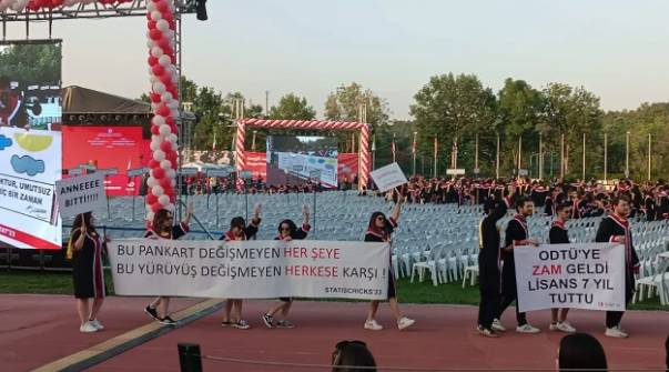 ODTÜ'lü öğrencilerden mezuniyet töreninde zeka dolu pankartlar. Her biri hem güldürüyor hem de ülkenin durumunu anlatıyor 21