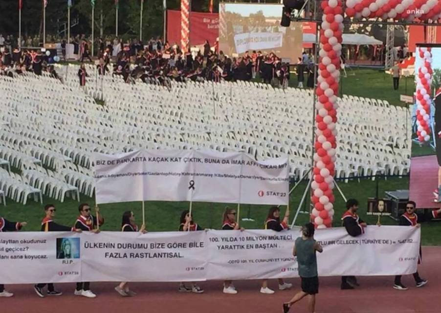 ODTÜ'lü öğrencilerden mezuniyet töreninde zeka dolu pankartlar. Her biri hem güldürüyor hem de ülkenin durumunu anlatıyor 16