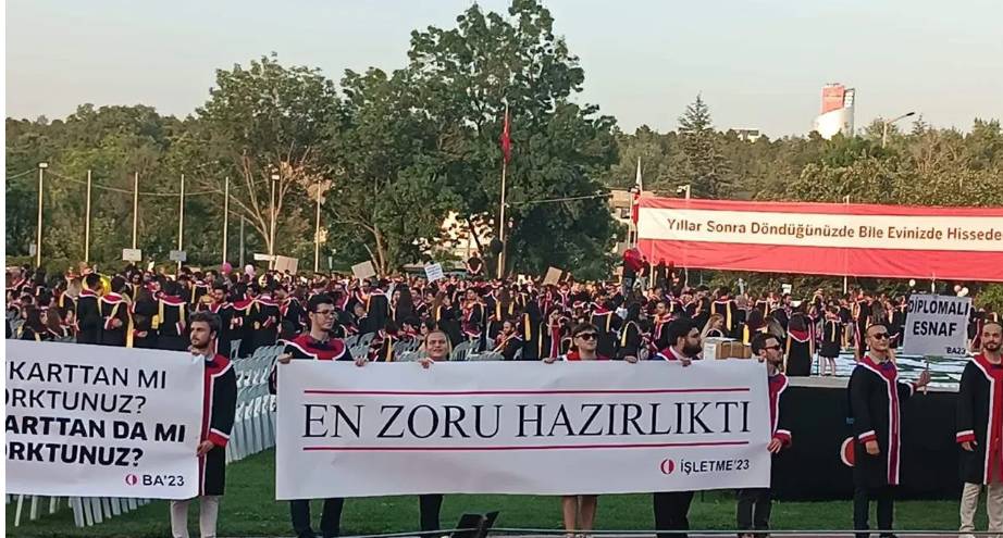 ODTÜ'lü öğrencilerden mezuniyet töreninde zeka dolu pankartlar. Her biri hem güldürüyor hem de ülkenin durumunu anlatıyor 6