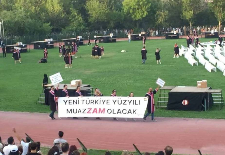 ODTÜ'lü öğrencilerden mezuniyet töreninde zeka dolu pankartlar. Her biri hem güldürüyor hem de ülkenin durumunu anlatıyor 2