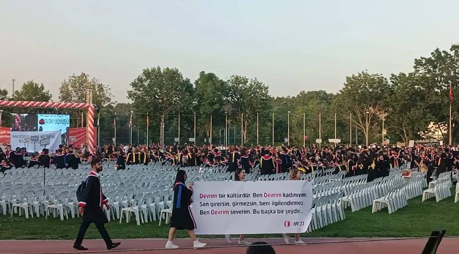 ODTÜ'lü öğrencilerden mezuniyet töreninde zeka dolu pankartlar. Her biri hem güldürüyor hem de ülkenin durumunu anlatıyor 20