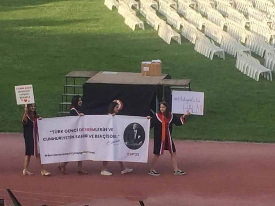 ODTÜ'lü öğrencilerden mezuniyet töreninde zeka dolu pankartlar. Her biri hem güldürüyor hem de ülkenin durumunu anlatıyor 14