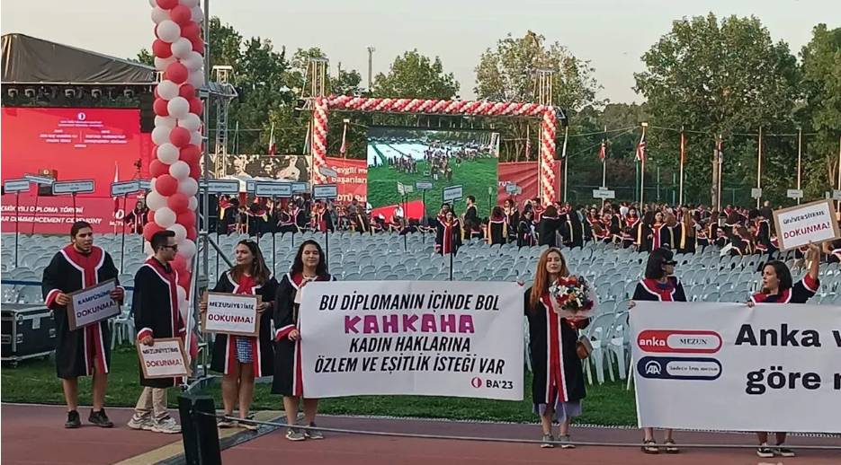 ODTÜ'lü öğrencilerden mezuniyet töreninde zeka dolu pankartlar. Her biri hem güldürüyor hem de ülkenin durumunu anlatıyor 19