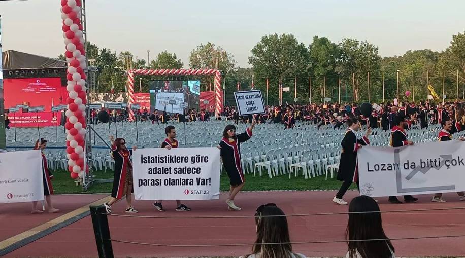 ODTÜ'lü öğrencilerden mezuniyet töreninde zeka dolu pankartlar. Her biri hem güldürüyor hem de ülkenin durumunu anlatıyor 18