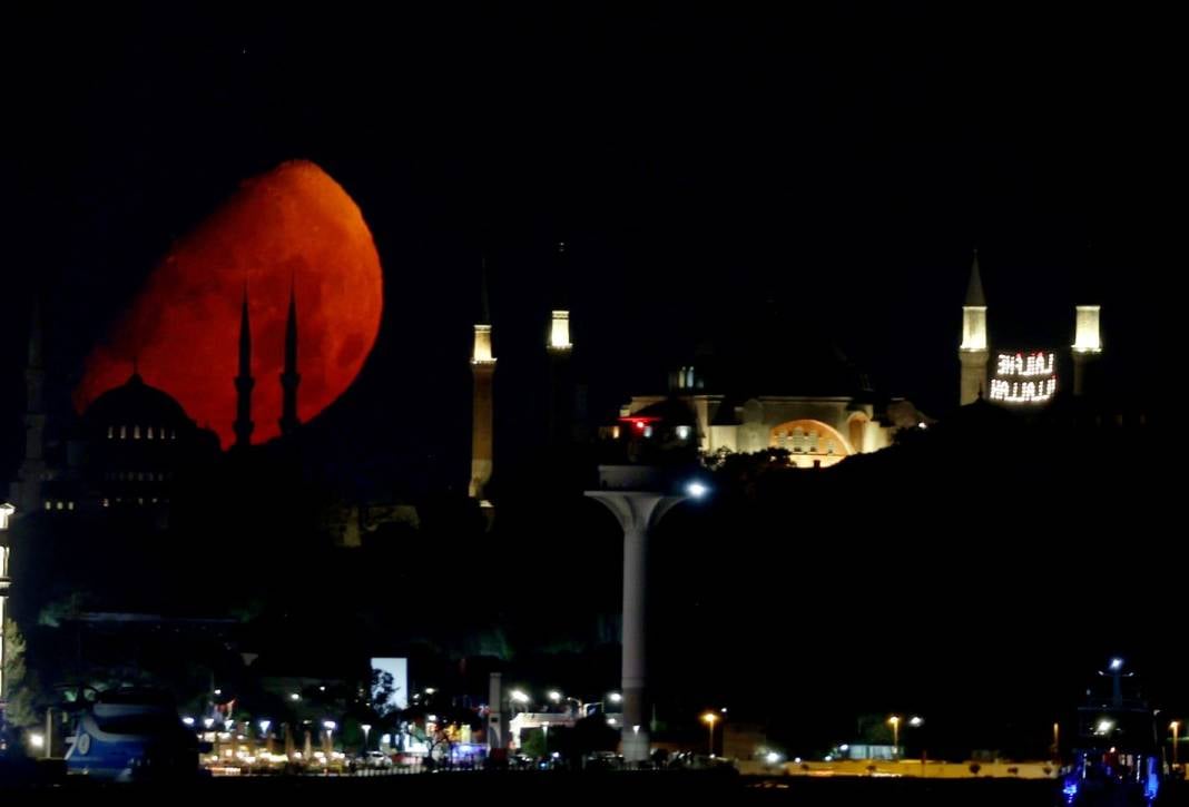 İstanbul'da yarım Ay büyüledi 3