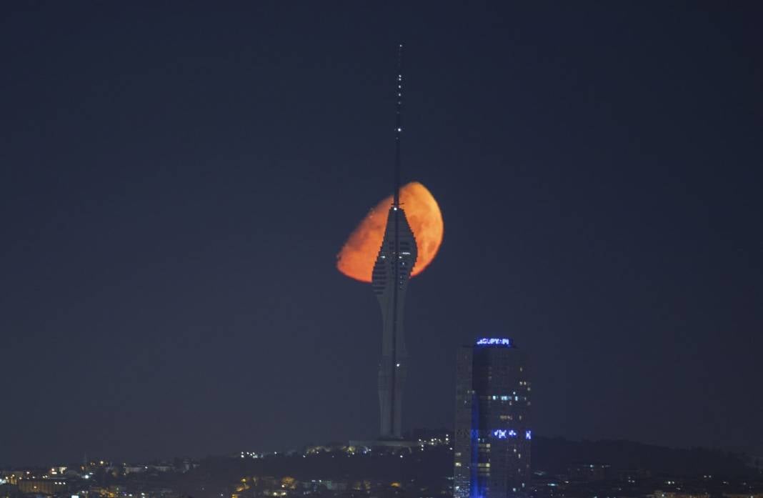 İstanbul'da yarım Ay büyüledi 6