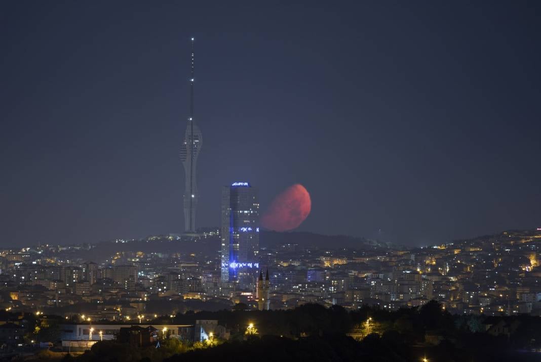 İstanbul'da yarım Ay büyüledi 4