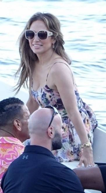 54’lük Jennifer Lopez giydiği mayo ile şov yaptı 10