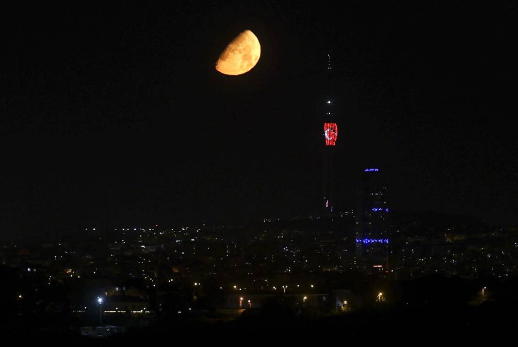 İstanbul'da yarım Ay büyüledi 12