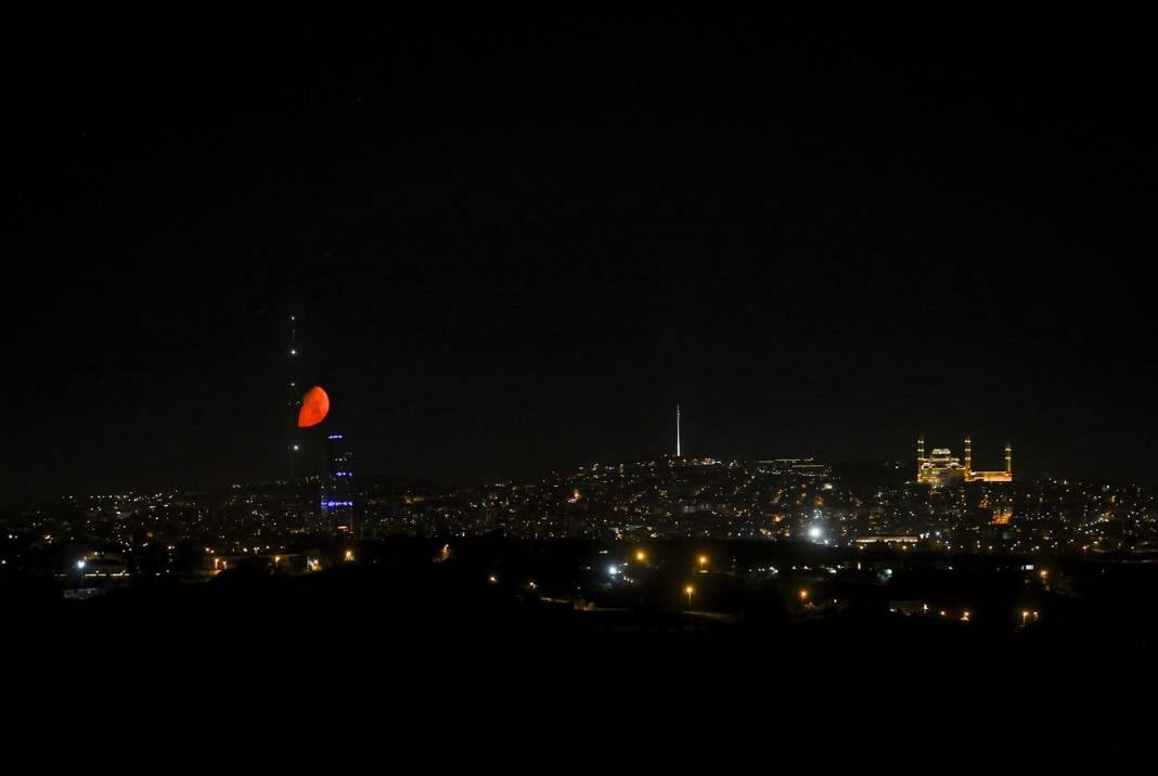 İstanbul'da yarım Ay büyüledi 10