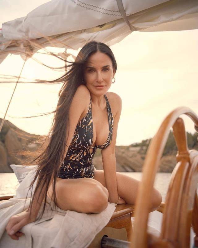 Ünlü oyuncu Demi Moore 60 yaşında olmasına rağmen genç kızlara taş çıkartıyor 6