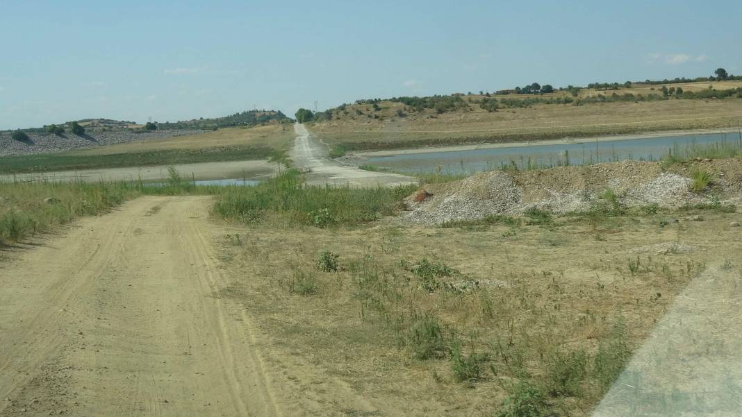 Barajda su seviyesi düştü eski kara yolu ortaya çıktı 7