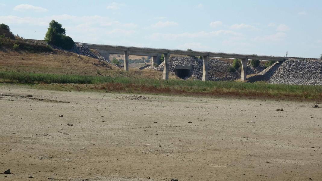 Barajda su seviyesi düştü eski kara yolu ortaya çıktı 13