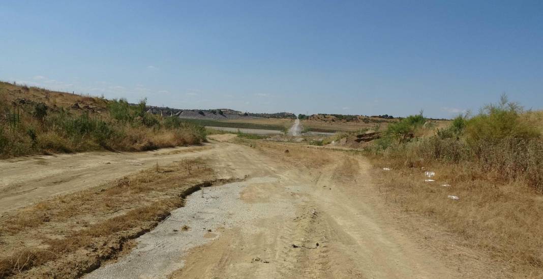 Barajda su seviyesi düştü eski kara yolu ortaya çıktı 16