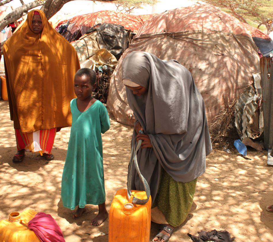 Somalili anne çocuklarını yaşatmak için 13 gün boyunca kampa yürüdü 14