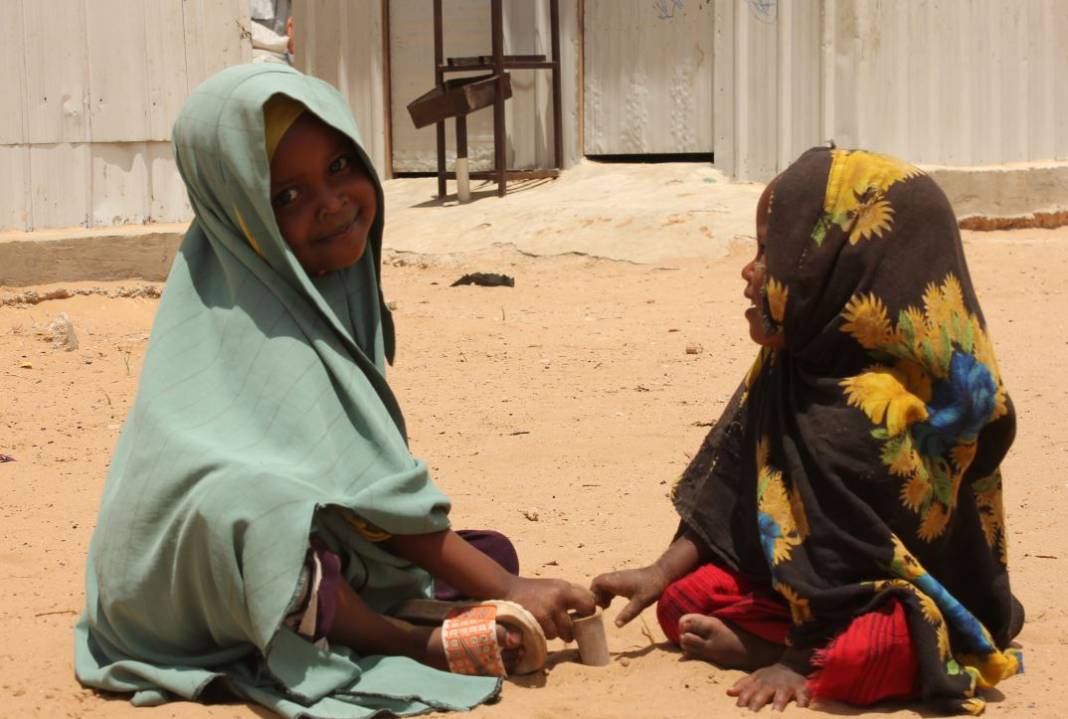 Somalili anne çocuklarını yaşatmak için 13 gün boyunca kampa yürüdü 11