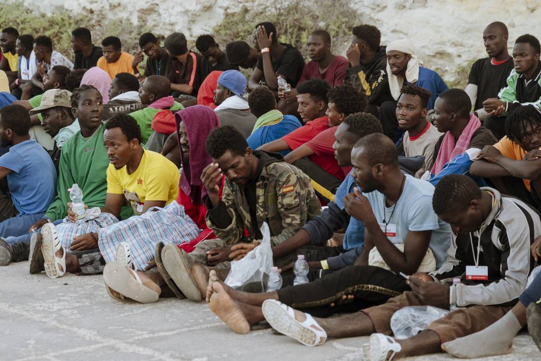 Göç akınına uğrayan Lampedusa Adası'ndaki düzensiz göçmenler tahliye ediliyor 12