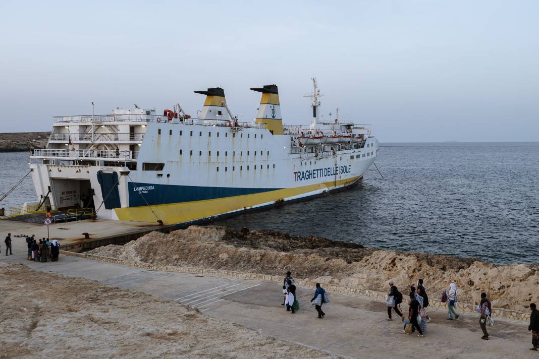 Göç akınına uğrayan Lampedusa Adası'ndaki düzensiz göçmenler tahliye ediliyor 11