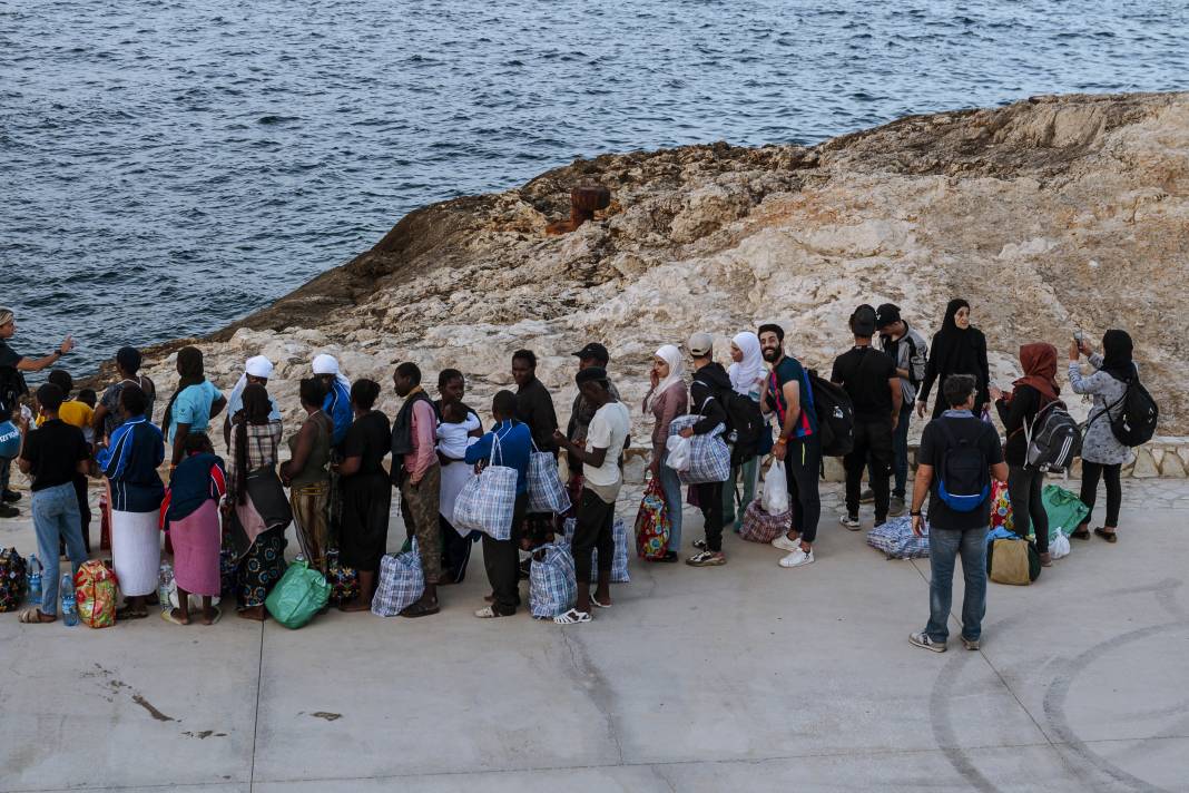 Göç akınına uğrayan Lampedusa Adası'ndaki düzensiz göçmenler tahliye ediliyor 9