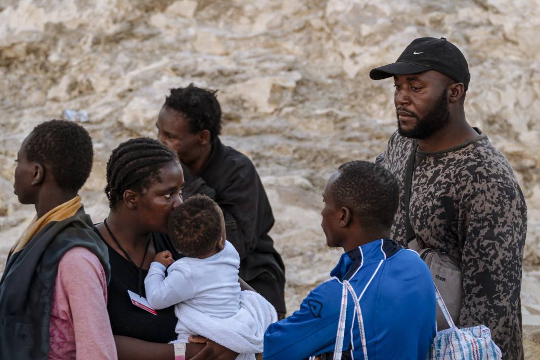 Göç akınına uğrayan Lampedusa Adası'ndaki düzensiz göçmenler tahliye ediliyor 10