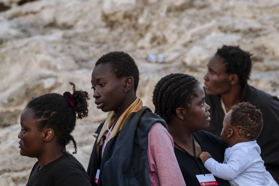 Göç akınına uğrayan Lampedusa Adası'ndaki düzensiz göçmenler tahliye ediliyor 8