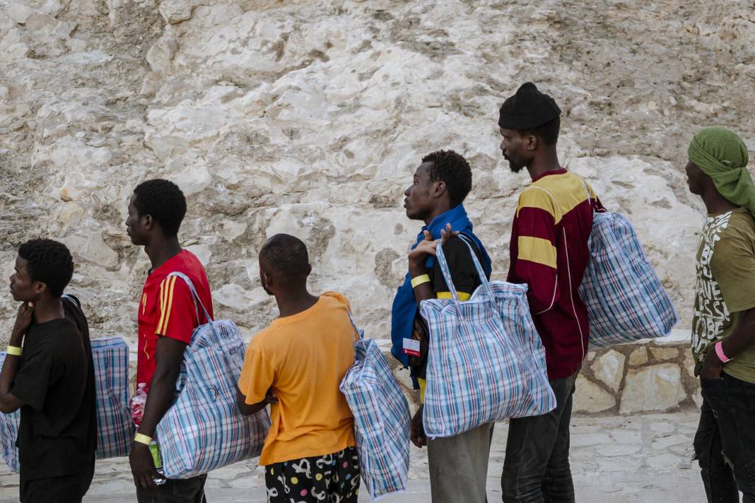 Göç akınına uğrayan Lampedusa Adası'ndaki düzensiz göçmenler tahliye ediliyor 7