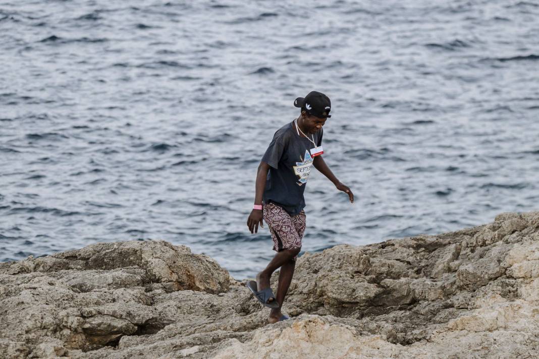 Göç akınına uğrayan Lampedusa Adası'ndaki düzensiz göçmenler tahliye ediliyor 6