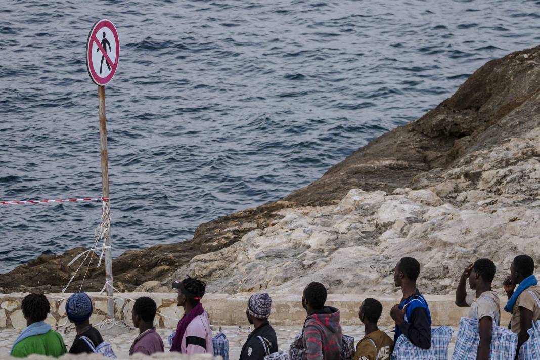 Göç akınına uğrayan Lampedusa Adası'ndaki düzensiz göçmenler tahliye ediliyor 2