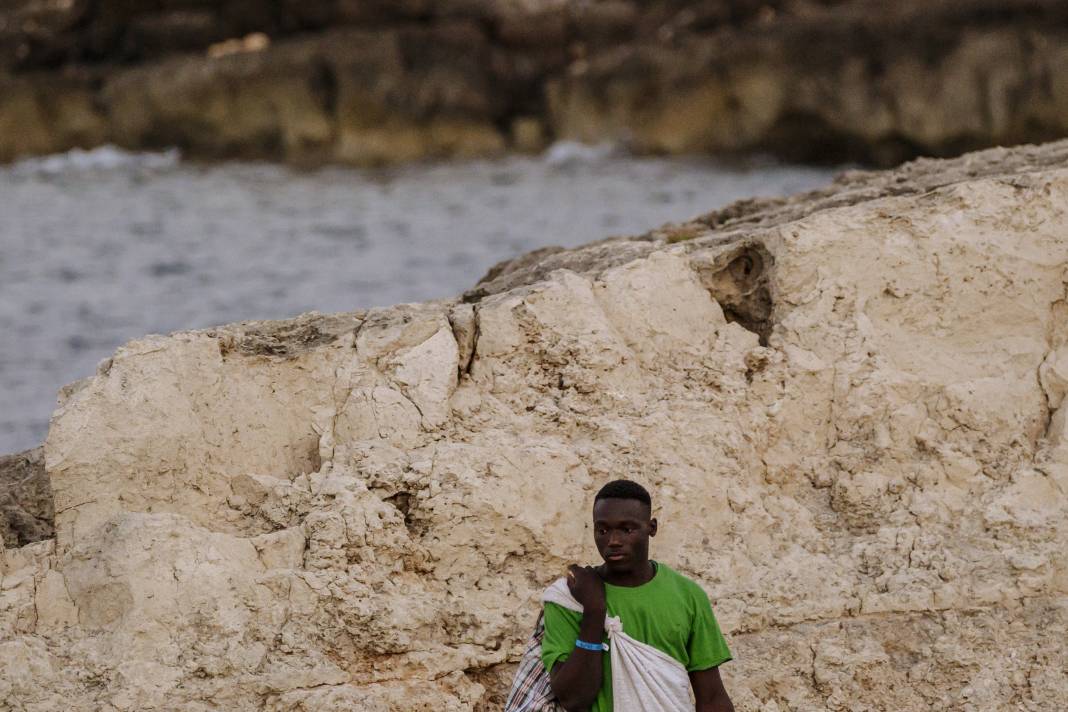 Göç akınına uğrayan Lampedusa Adası'ndaki düzensiz göçmenler tahliye ediliyor 5