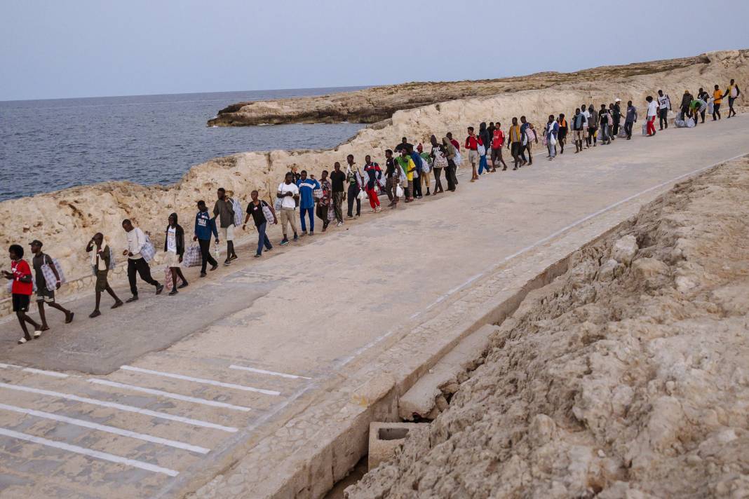 Göç akınına uğrayan Lampedusa Adası'ndaki düzensiz göçmenler tahliye ediliyor 1