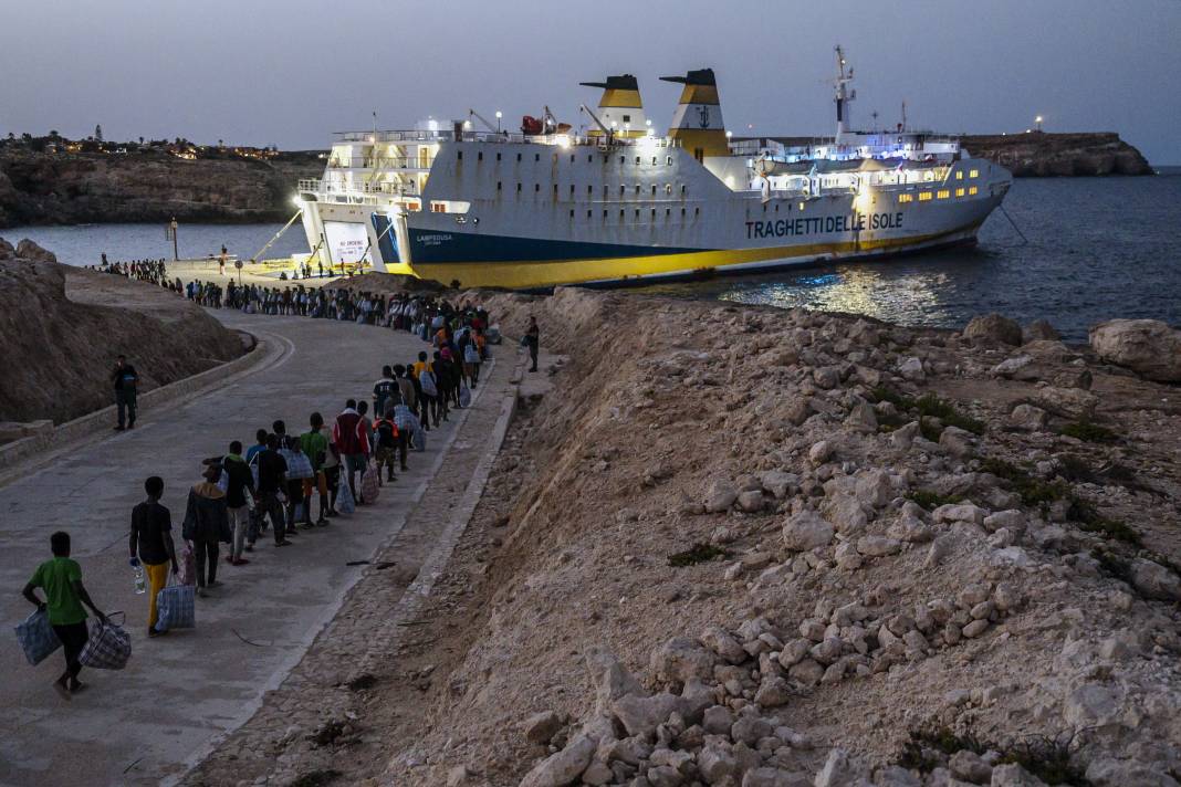 Göç akınına uğrayan Lampedusa Adası'ndaki düzensiz göçmenler tahliye ediliyor 3