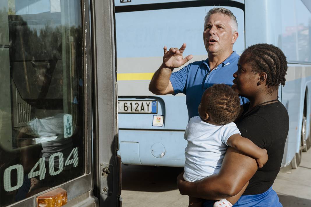 Göç akınına uğrayan Lampedusa Adası'ndaki düzensiz göçmenler tahliye ediliyor 4